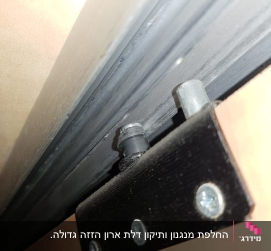 מסילה שחורה עם ברגים על עץ